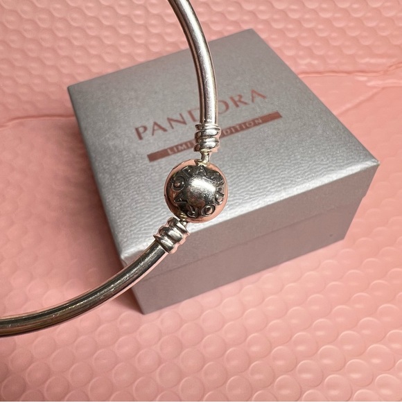 Pandora Limited Edition Unique Snowflake Bangle 7.5in - Picture 2 of 6